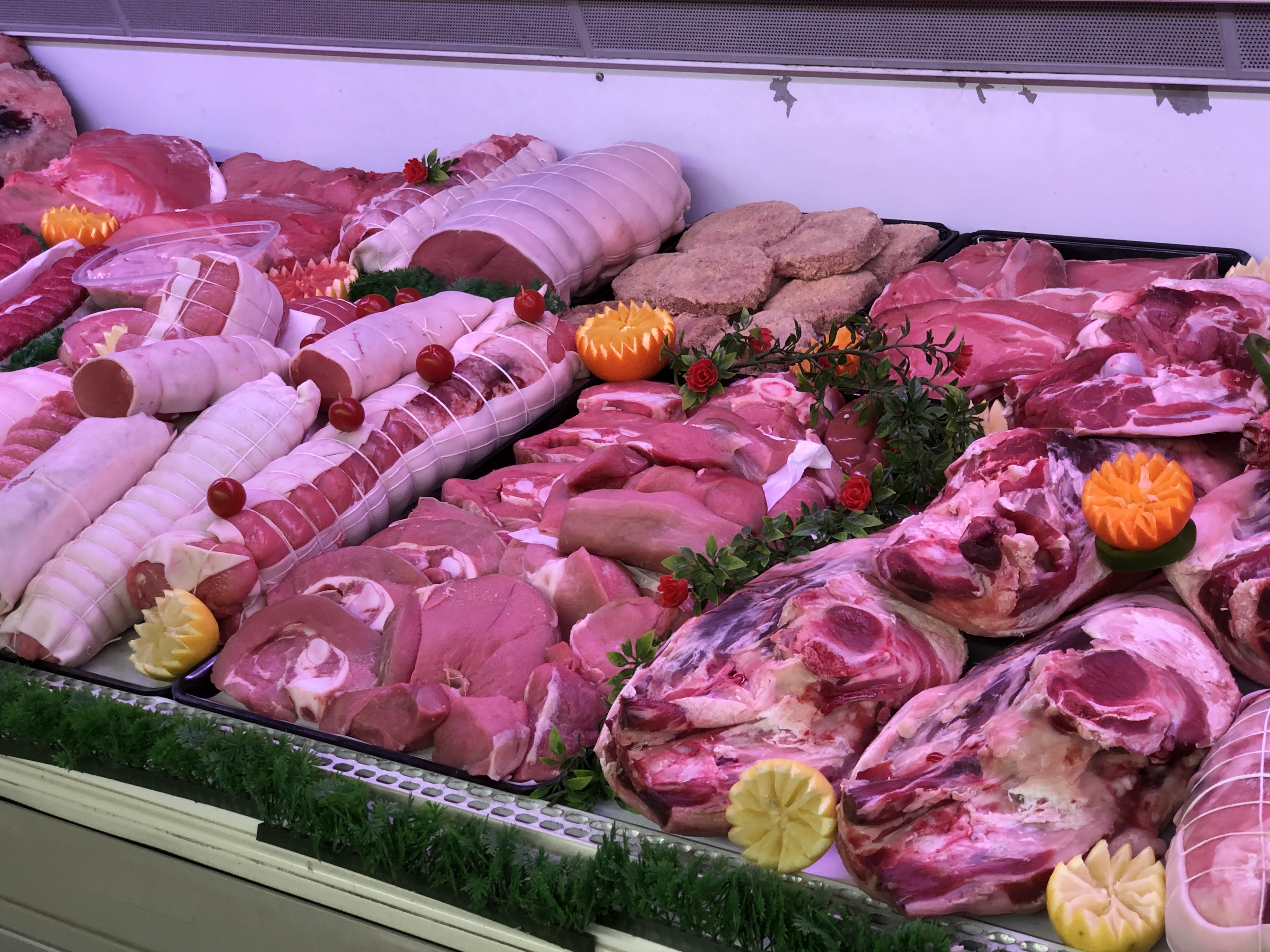 Красное мясо на прилавке